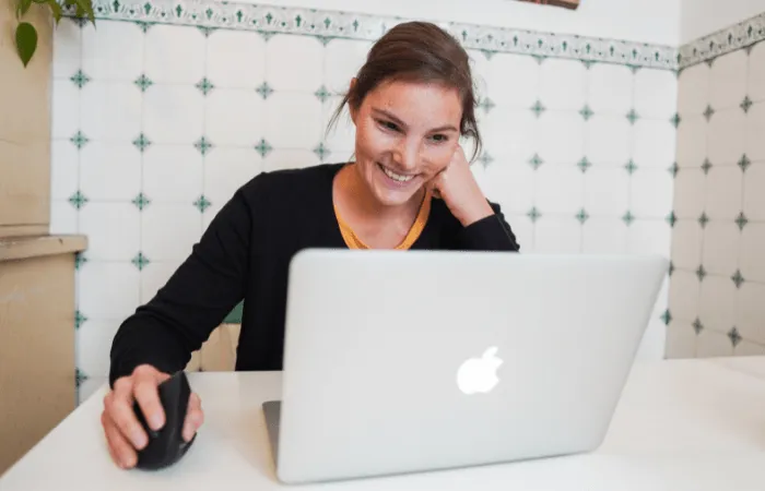 Anna am arbeiten